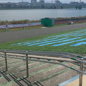 江東花火大会　風強いなの画像