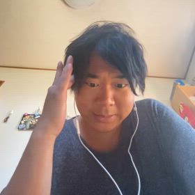 右こめかみを押しているの画像