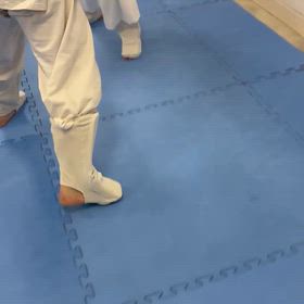 大型小学6年生と2年生の画像