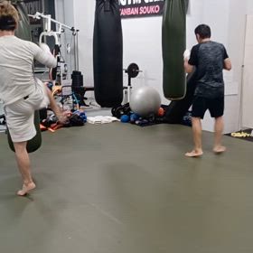 キックキックの画像