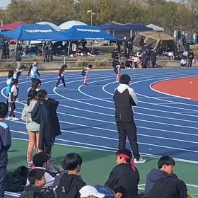 女子リレーチームの走りの画像