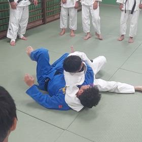 袈裟固めからの逃げかたの画像