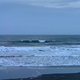 4月12日千葉北、東浪見の朝の波の画像