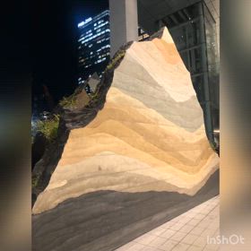 いつも目がいく都会の山の画像