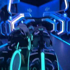 上海ディズニー☆トロン乗車中の動画の画像