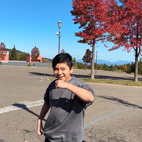 小6男子のファッションとアドベントチョコの画像