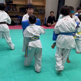 飛び蹴りの画像