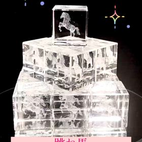 跳ね馬のガラスオブジェ✨の画像