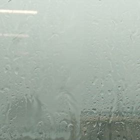 仕事中に眺めるどしゃ降りの画像