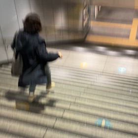 雨仕様爆速階段駆け下りオネーサンの画像