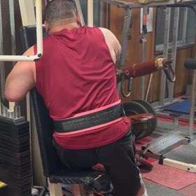 ペックデッキマシンを使ってリアレイズの画像