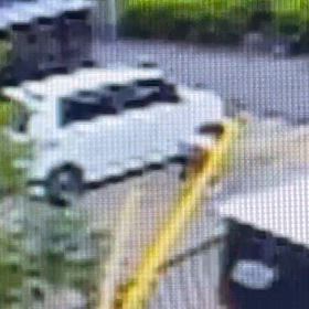 なかなか車から出ないと思ったら、始めました。の画像