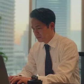 生成AI動画、　サラリーマンの女装ママの画像