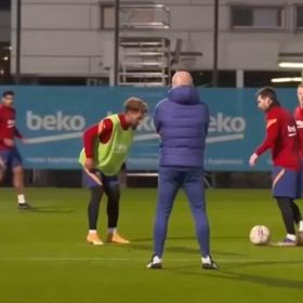 世界のトップ選手と日本の選手のボールの置き場所、ボールの持ち方の違いの画像