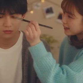 AI 生成　女装動画　女性に手伝ってもらってデートの画像