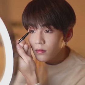 AI生成動画。女装を楽しむ。の画像