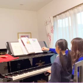 生徒さんの表情をみながらレッスンしていますの画像