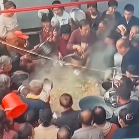 天国も、地獄も、この世に存在する。中国の無料食事イベントの映像　の画像