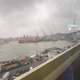 雨の荒津大橋を行く動画の画像