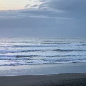 4月17日千葉北、東浪見の朝の波の画像