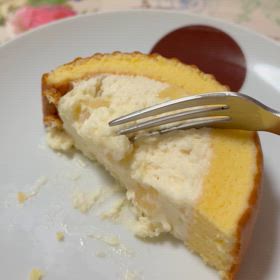 白桃果肉の味わい！シャトレーゼ 山梨県産白桃のふんわりロールのサムネイル画像