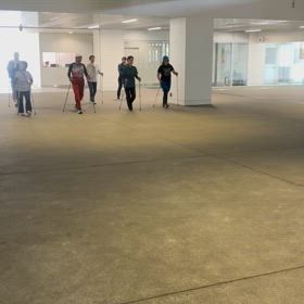 屋内でも、しっかりポールウォーキング！の画像