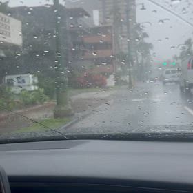 「えっ、これがハワイ？カフェを出た瞬間、土砂降りと強風に驚いた日」の画像