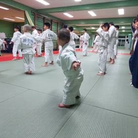 子供たちの受身の画像