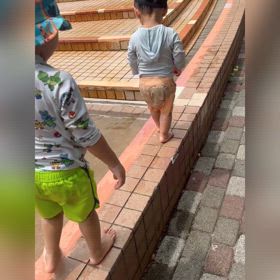 じゃぶじゃぶ池ではしゃぎまくりの夏の画像