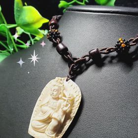 観音菩薩マンモスの牙ペンダントの画像