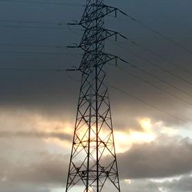 高圧送電塔から聞こえる音の画像