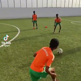 利き足とボールが合っているの画像