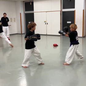 シュージとアキラの画像