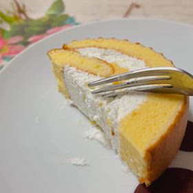 ふわふわ食感！シャトレーゼ うみたて卵のふんわり厚切りロールのサムネイル画像