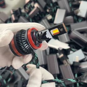 2色LED車用電球。の画像