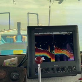 船底掃除、新品魚探設置完了の画像