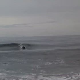 舞い降りるサーフボードの画像