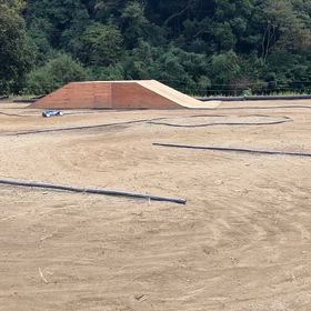 スパイクダートコースの風景の画像