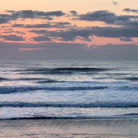 4月11日千葉北、東浪見の朝の波の画像