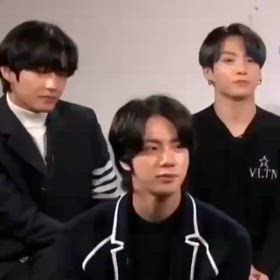 2人にしては離れすぎの画像