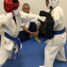 全力の突き！の画像