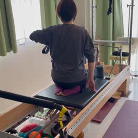 背骨の回旋はみぞおちから　ピラティスの画像