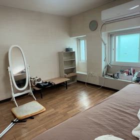 引越しの日、新旧の大家と不動産屋の画像