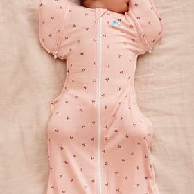 チェリー柄で可愛さ倍増♡ スワドルアップで叶える、赤ちゃんの心地よい眠りの画像