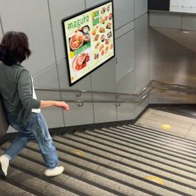 今日は出勤爆速階段二段駆け下りオネーサンの画像