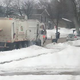 アメリカのゴミ収集車の画像