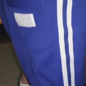 強風で体操着の短パンの裾がなびく 白ハイソックスの画像