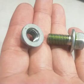 ボルトとナットの最初の噛み合わせを探す方法の画像