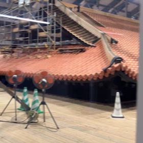 首里城　宮大工さんによる屋根の復元の画像