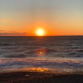 美しすぎる夕陽と波の動きの画像